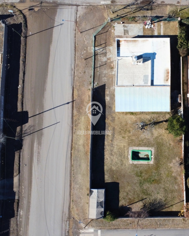 En esquina: Terreno de 900 m² con casa a refaccionar | Centenario