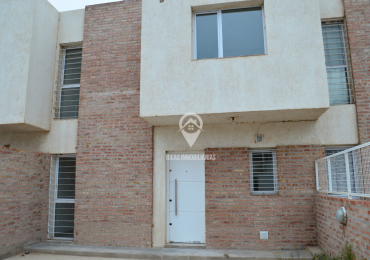 ¡Descubre la comodidad y confort en este amplio duplex ubicado en Barrio Altos del Limay!